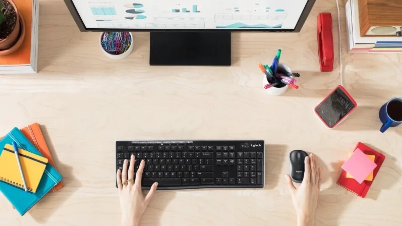 Zestaw bezprzewodowy klawiatura + mysz Logitech MK270 czarny widok od góry, na biurku podczas używania