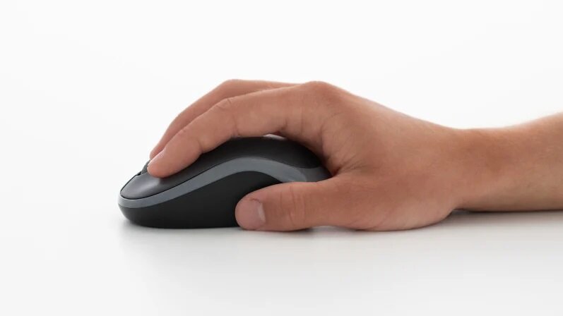 Zestaw bezprzewodowy klawiatura + mysz Logitech MK270 czarny człowiek z ułożoną dłonią na myszy