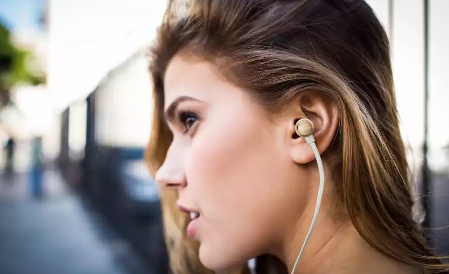 Słuchawki JBL T290 złoto-różowe zbliżenie na słuchawkę