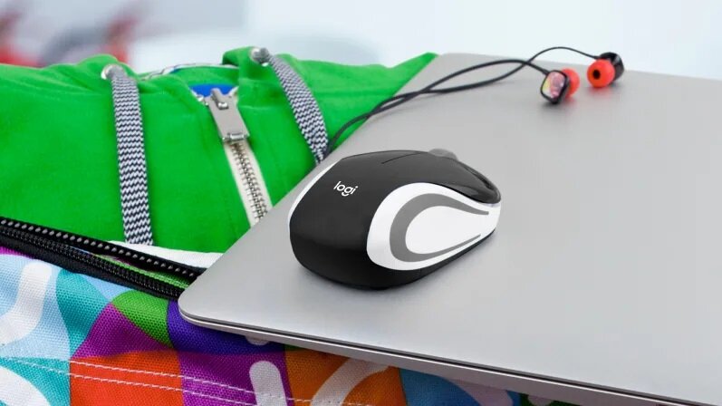 Mysz bezprzewodowa Logitech M187 910-002731 widok na mysz leżącą na laptopie pod skosem w prawo